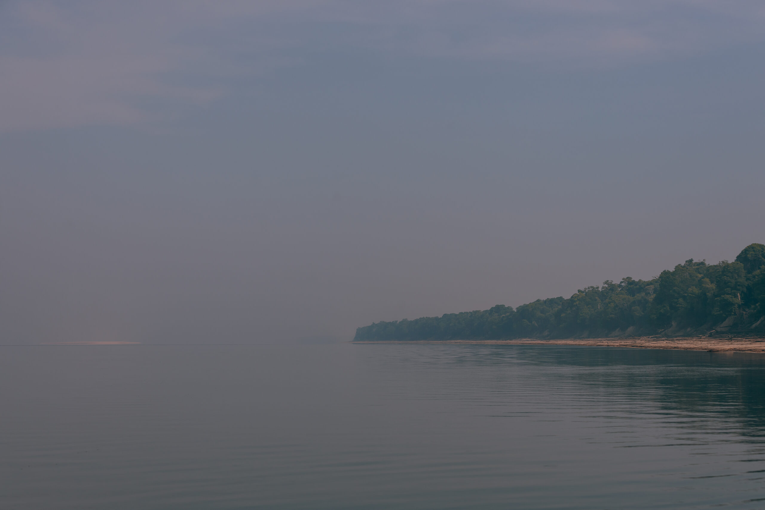 Rio Negro na altura do arquipélago de Anavilhanas embaçado pela fumaça das queimadas.